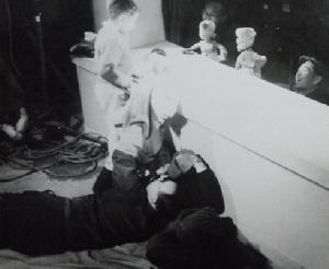 拍攝時 關維吉躺在地上操作小鈴鐺