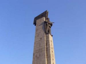 （圖）碑的頂部是中朝兩國國旗，旗下是手握衝鋒鎗的志願軍戰士銅像
