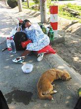 樊蒙的母親和“蝴蝶”在路邊休息