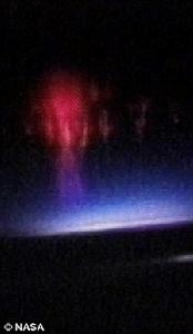 從2001年起，人們只抓拍下5次“反向”閃電的照片