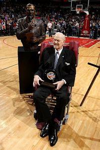 紀念儀式上,科爾手捧終身成就獎證書,坐在自己的雕像前.