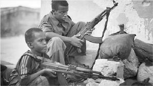 手持AK-47的索馬里娃娃兵