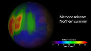 火星北半球夏季時的大氣甲烷分布。紅色塊（30ppb）約位於阿拉伯地