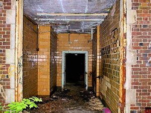 逃出鬧鬼廢墟 逃出鬧鬼廢墟