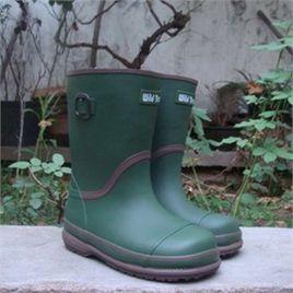 今年流行穿“水鞋”