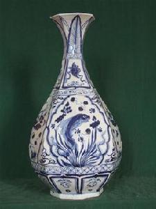 元青花獅球紋八棱玉壺春瓶 元青花獅球紋八棱玉壺春瓶