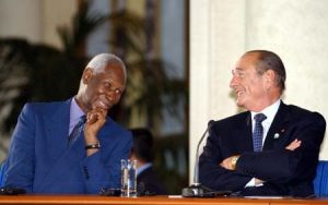法語國家國際組織秘書長、塞內加爾前總統阿卜杜·迪烏夫（左）與法國前總統席哈克（右）在黎巴嫩首都貝魯特出席第九屆法語國家首腦會議閉幕式。