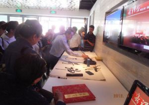 在新疆克州採訪時，應克州地區政府之邀，現場題寫“神奇克州”