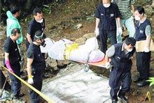 警方把屍塊抬上擔架