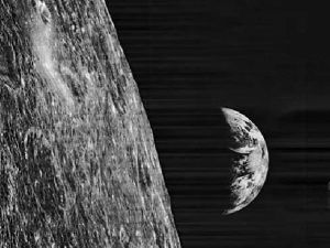 月球10號探測器拍到的首張爬上月球的地球照片