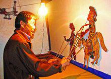 藝人在表演皮影戲