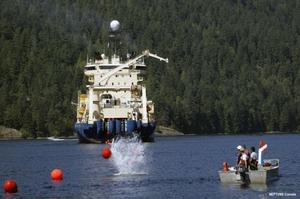 “塞納島”號電纜敷設船。2007年夏季，阿爾卡特朗訊公司的“塞納島”號電纜敷設船開始在適當位置敷設“加拿大海王星”的電纜。“海王星”網路的巨大“脊骨”是一條800公里長的光纖電纜，環繞坐落於溫哥華島沿岸的胡安&middot;德&middot;富卡構造板塊。