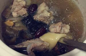 海參花膠烏雞湯