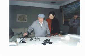 劉文西（右）在泰山美術館創作