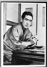 著傳統服裝的三島由紀夫