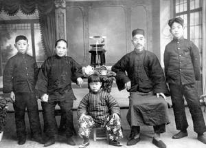 張秉鈞家族照，最右為張秉鈞。