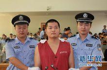 8月10日，被告人胡益華(中)在法庭上