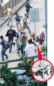 索非亞·邁爾斯失去平衡跌倒