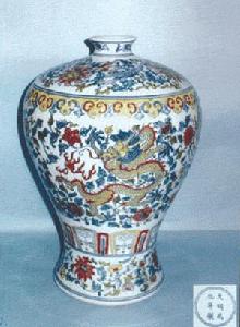 明成化款鬥彩行龍紋梅瓶 明成化款鬥彩行龍紋梅瓶