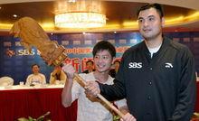 新聞發布會劉玉棟獲贈“寶刀”