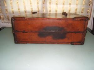 髹漆全牛皮箱