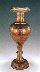 銅高足長頸鏨花瓶