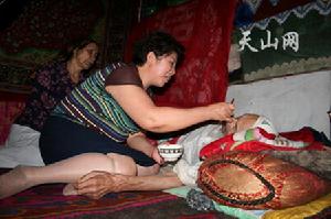 章華生給109歲的買買提&middot;艾買提老人餵飯