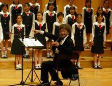 坐著指揮的指揮家楊鴻年