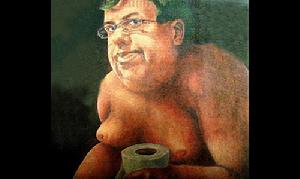 （圖）考恩裸露上身，左手攥著一卷衛生紙，看起來正在蹲馬桶