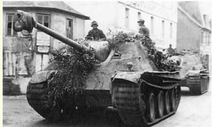 這兩輛獵豹來自654坦克殲擊營2連，該連在諾曼第戰役期間也屬於裝甲教導師下轄，一共裝備有8輛獵豹。7月30日在羅格斯（Les Loges）的戰鬥中該營3輛獵豹伏擊了英軍第6皇家坦克旅，2分鐘內擊毀邱吉爾步兵坦克11輛。