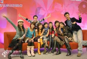 （圖）《娛樂線上》新支持人全家福