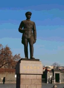 張氏帥府前的張學良像