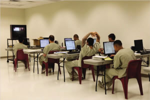 亞利桑那州埃利私人監獄中，囚犯們正在上課