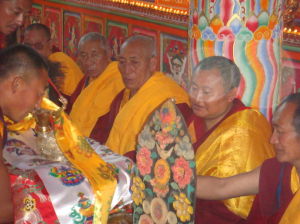 生根活佛在開光祈禱