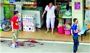 紅衣學生砍完後持刀呆立，藍衣學生撫傷口欲離開。