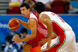 克羅埃西亞隊員（紅）突破