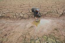 四川遂寧市永興鎮石長溝村民艱難取水