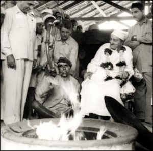 美赫巴巴在度內聖火前