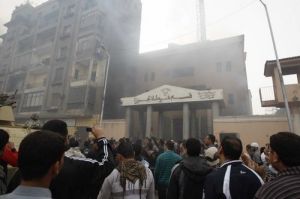 1月29日，在埃及首都開羅，一些市民圍觀被點燃的吉薩警察局。