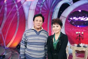 唐國強與主持人田歌合影