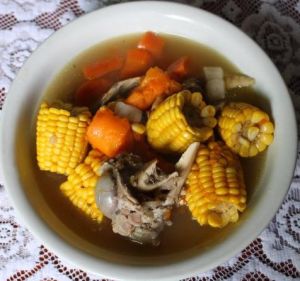 玉米紅蘿蔔煲豬骨湯 玉米紅蘿蔔煲豬骨湯