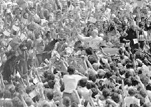 （圖）若望·保祿二世於1979年以教宗身分首次造訪波蘭，獲得上百萬人歡迎。
