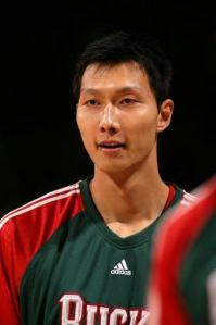 易建聯終於穿上雄鹿隊服