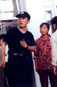 導演張藝謀在給孩子們說戲