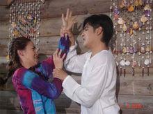 劇照，男主女主在島上的甜蜜吵鬧