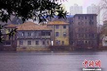 依偎於東湖而立的行營舊址