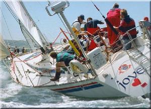 大風大浪中的帆艇