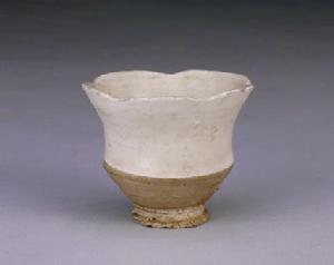 唐白釉葵瓣口杯