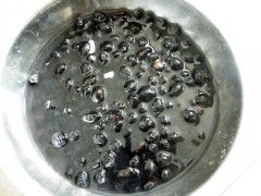 黑豆浸泡8小時以上。