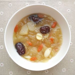紅棗銀耳雪梨蓮子湯